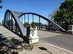 Freiburg, diese Stahlbogenbrcke berquert die Bahnanlagen am Gterbahnhof, Mai 2017