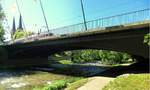 Freiburg, die Kaiserbrcke, die Straen-, Straenbahn- und Fugngerbrcke berquert im Stadtgebiet die Dreisam, im Hintergrund die Trme der Johanniskirche,