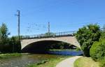 Freiburg, die Rheintalbahnbrcke berquert sdlich vom Hauptbanhof die Dreisam, die Strecke gehrt zu den meistbefahrensten Bahnlinien in Deutschland, Mai 2017