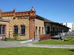 Freiburg, ehemalige Gter-Halle des Gterbahnhofes, beherbergt heute Kleinbetriebe und Geschfte, Mai 2017