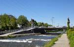 Freiburg, die Ochsenbrcke ber die Dreisam verbindet die Stadtteile Haslach und Sthlinger, Mai 2017