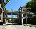 Freiburg, die doppelstckige Brcke dient als Zufahrt zur Schloberggarage, Blickrichtung Stadtgarten, Mai 2017