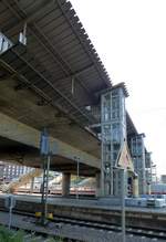 Freiburg, Blick von unten auf die Stadtbahnbrcke, Juni 2017