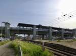 Freiburg, die Stadtbahnbrcke fhrt ber die Gleisanlagen am Hauptbahnhof und verbindet die Straenbahnhaltestellen oben mit den Bahnsteigen durch Aufzge und Rolltreppen, Mai