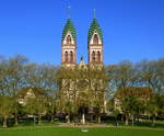 Freiburg, Blick von Osten auf die 1897 erbaute Herz-Jesu-Kirche im Stadtteil Stühlinger, April 2017