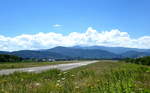 Freiburg, der Flugplatz gehrt zu den ltesten in Deutschland, Blick auf die in Nordwest-Sdost verlaufende 1400m lange Start-und Landebahn, die Stadt und der Schwarzwald im