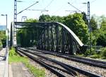 Freiburg, die Rheintalbahn berquert auf der Gterbahnbrcke die Dreisam, Mai 2017