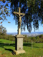 Wegekreuz am Schnberg, mit Blick auf Freiburg und den Schwarzwald im Hintergrund, Okt.2014