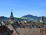 Freiburg, Blick von einer Dachterrasse an der Kaiser-Joseph-Strae ber die Dcher der Altstadt zum 645m hohen Schnberg, rechts der Universittsturm, links das Martinstor,