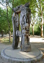 Freiburg-Mundenhof, im Freiburger Haustierzoo steht die Skulptur aus Holz von Thomas Rees, sie erzhlt die Geschichte vom Esel  Moritz , Aug.2020