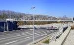 Freiburg, Abzweig der neuen Zufahrtstrae von der Granadaallee zum Stadion, mit Brcke fr den Fu-und Radweg, Mrz 2021