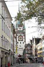 FREIBURG im Breisgau, 20.20.2019, Blick vom Bertoldsbrunnen auf das Martinstor, einem mittelalterlichen Torturm