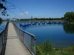 Freiburg-Seepark, Fussgngerbrcke auf hohlen Betonkugeln schwimmend gelagert,  Juni 2008