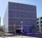 Freiburg, das neue Parkhaus der Universitätsklinik, mit der Ein-und Ausfahrt, April 2022