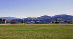 Freiburg, Blick ber die Start-und Landebahn am Flugplatz, dahinter die Hangars und links der gelbe Tower, April 2022