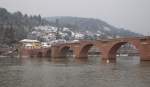 Die alte Brcke (Karl-Theodor-Brcke) ber den Neckar in Heidelberg, aufgenommen von der Altstadtseite.