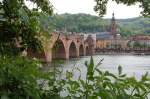 Die Alte Brcke ber den Neckar und die Heiliggeistkirche in der Heidelberger Altstadt.