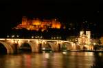 Heidelberg bei Nacht, das Schloss und die alte Brücke.