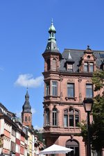HEIDELBERG, 13.08.2016, in der Altstadt; im Hintergrund der Turm der Heiliggeistkirche