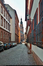Die Heiliggeiststrae in Heidelberg, mit Blick Richtung Turm der Heiliggeistkirche auf dem Marktplatz.
