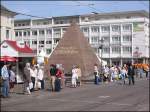 Die Pyramide auf dem Marktplatz in Karlsruhe: Das Grabmal des Stadtgrnders, Markgraf Carl Wilhelm.