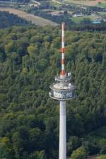 Der Fernmeldeturm bei dem Dorf  Grnwettersbach , das ein Bergdorf ist, aus der Luft (05.09.10).