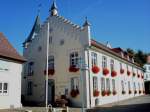 Bad Buchau in Oberschwaben, das Rathaus des Kurortes am Federsee, der 4000 Einwohner zhlende Ort bekam das  Bad  im Jahr 1963,  Aug.2008