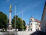 Ochsenhausen, im Vordergrund die Mariensule von 1717, hinten die Klosterkirche St.Georg der ehem.Reichsabtei der Benediktiner, erbaut 1489-1495 im sptgotischen Stil, ab 1660 barockisiert, Sep.2006