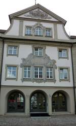 Ochsenhausen, der Eingang zum 1606 erbauten Rathaus, Aug.2012