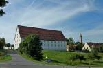 Ochsenhausen, Blick zum Fruchtkasten und Kirche der ehemaligen Klosteranlage, Aug.2012