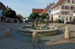 Bad Buchau, der Brunnen  Badende  steht auf dem Marktplatz, Aug.2012