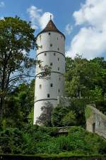 Biberach, der Weie Turm von 1484, ein Wach-und Wehrturm der ehemaligen Stadtbefestigung, Aug.2012