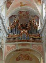 Ochsenhausen, Blick zur berhmten Gabler-Orgel in der St.Georg-Kirche, der bekannte Orgelbaumeister wurde 1700 in Ochsenhausen geboren, Aug.2012