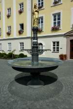 Bad Schussenried, der Marienbrunnen vor dem Rathaus, Aug.2012