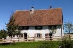 Krnbach, im Freilichtmuseum steht dieses Handwerkerhaus von 1499 aus dem schwbischen Ort Friedingen, Aug.2012