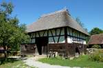 Krnbach, dieses altoberschwbische Wohnstallhaus von 1687 aus dem Ort Awengen steht seit 1977 im Museumsdorf, Aug.2012