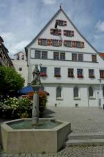 Riedlingen, das ehemalige Spital zum Hl.Geist aus dem 15.Jahrhundert, heute Altenbegegnungssttte, davor der Spitalbrunnen, 2005 nach historischem Vorbild errichtet, Aug.2012