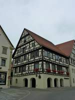 Riedlingen, das ehemalige Stadthaus des Benediktiner-Reichsstifts Zwiefalten, erbaut 1541, seit 1920 Oberamtssparkasse, Aug.2012