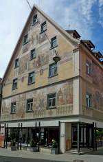 Riedlingen, das ehemalige Stadthaus des Zisterzienserinnen-Klosters Heiligkreuztal aus dem 16.Jahrhundert, die Fassadenmalerei stammt von 1908, Aug.2012