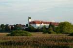 Bad Buchau, Schlo und Stiftskirche im Abendlicht, Aug.2012