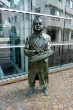 Biberach, Bronzestatue des Malers Johann Baptist Pflug (1785-1866), ein berhmter Sohn der Stadt, steht seit 1995 vor dem Stadtmuseum, Aug.2012