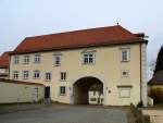 Ochsenhausen, das Torgebude und der Haupteingang zum Kloster, von der Hofseite, April 2014