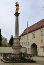 Ochsenhausen, die Mariensule im Klosterhof der Benediktinerabtei, April 2014