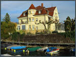 Die Herbstsonne beleuchtet am 07.10.2023 die Villa Seeburg, welche sich am Gondelhafen von berlingen und am Ufer des Bodensees befindet.