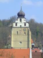 Der Herrenberger Stiftskirchturm im noch tristen Anfang April.