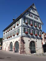 Merklingen, historisches Rathaus, Fachwerkbau mit Arkadenhalle, erbaut 1601 (01.07.2018)