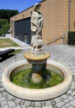 im Ort Au bei Freiburg steht dieser Brunnen vor der St.Johannes-Kirche, Juni 2022