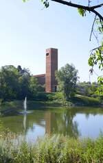 Neuenburg am Rhein, Blick vom Wuhrlochpark ber das Wuhrloch zum neuerbauten Bertholdturm, Sept.2023