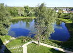 Neuenburg am Rhein, Blick vom Bertholdturm auf den Wuhrlochpark mit dem Wuhrloch, einem berbleibsel eines ehemaligen Rheinarmes, Sept.2023