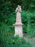 Hugstetten im Breisgau,  im ffentlich zugnglichen Teil des Schloparks steht das Denkmal fr den Hl.Antonius,  Aug.2010  